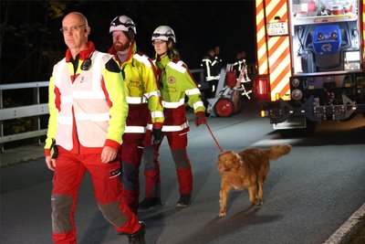 17 speziell ausgebildete Vierbeiner warteten mit ihrem Hundeführer auf ihren Einsatz.