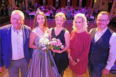 Andreas Schwinger, Silberstadtkönigin Celine I., ihre künftige Nachfolgerin Sophia Thüm, Joline Arndt und Sven Krüger (v. l.). 