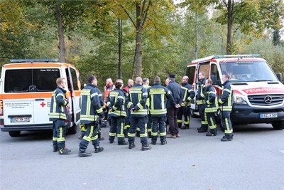 Lagebesprechung: Das gemeinsame Vorgehen von Feuerwehr, DRK-Rettungshundestaffel und Technischem Hilfswerk muss koordiniert werden.