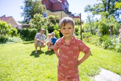Alexandras Pilinkas spielt gern mit seinem kleinen Bruder Augustas im Garten in Freiberg.