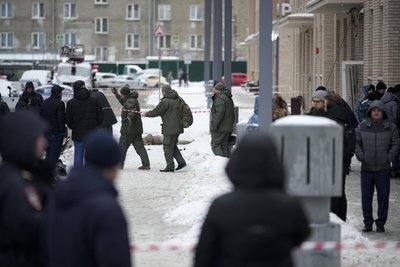 Ermittler arbeiten an der Stelle, an der Generalleutnant Igor Kirillow und sein Adjudant durch einen Sprengsatz in der Nähe eines Wohnblocks in Moskau getötet wurden.