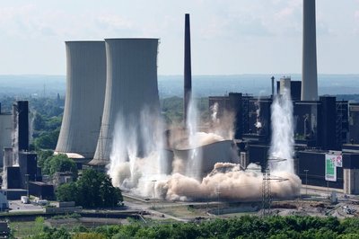 Einstürzende Industriebauten: Zwei Kühltürme eines Kohlekraftwerks in Gelsenkirchen fallen bei einer Sprengung in sich zusammen