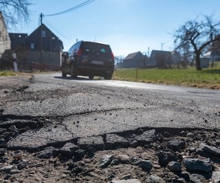 Im Kriebsteiner Ortsteil Erlebach soll die desolate Fahrbahn der Kreisstraße für rund eine Million Euro erneuert werden. Damit zählt es zu den größten Straßenbauprojekten des Kreises in diesem Jahr. 
