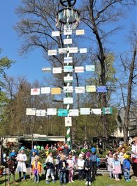 Vor dem Braunsdorfer Maibaum präsentierten Kinder ein Programm.