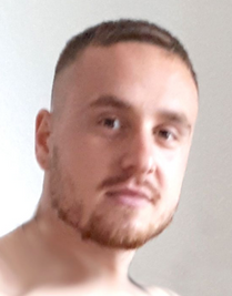 Der Gesuchte hat blondes Haar. Ob er noch einen Bart trägt, ist unbekannt. 