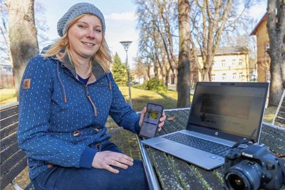 Für Maria Rank sind soziale Netzwerke Möglichkeiten zum Informieren und Vorurteile gegenüber psychisch Kranken abzubauen. Mit dem Fotoapparat ist die Pressefrau vom Landeskrankenhaus häufig im Klinikgelände unterwegs.