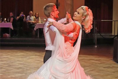 Joline Arndt schwebt in den Armen ihres Tanzpartners beim Walzer über das Parkett. 
