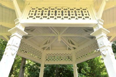 Im Pavillon im Freiberger Albertpark halten sich Familien und Touristen gern auf. Zurzeit ist er allerdings wieder einmal beschmiert.
