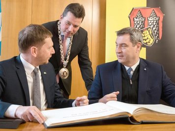 Der Bayerische Ministerpräsident Markus Söder (CSU, r) und der Sächsische Ministerpräsident Michael Kretschmer (CDU, l).