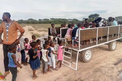 Ein Hänger wird für die Kinder zum Schulbus umfunktioniert. 