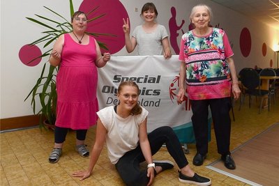 Als Gruppe gehen Loreen Hürfen und Olga Ohl (links und rechts) mit den (nicht behinderten) Partnerinnen Lillian Tröger und Madeline Mothes (vorn) an den Start.