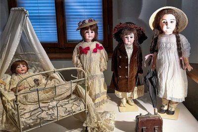 Puppen aus der Zeit um 1900 in der Ausstellung im Wasserschloß Klaffenbach. Die Puppen spiegeln die bürgerlichen Konventionen und Familienvorstellungen ihrer Entstehungszeit. 