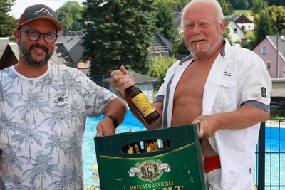 Frank Nicklaus (l.) überreichte René Gärtner zum Abschied einen Kasten Bier.