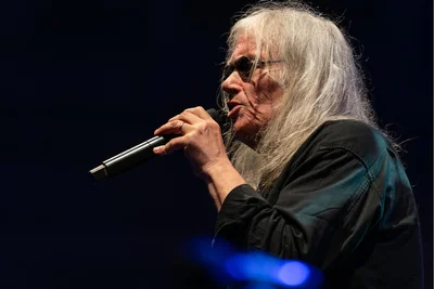 Tony Carey wird am 11. Oktober im „Goldenen Löwen“ in Hainichen auftreten. Das Konzert ist Teil seiner „Songs and Stories“-Tournee.