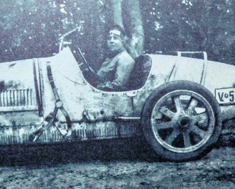 Hans Erik von Trützschler, Freiherr zu Falkenstein (1892-1956), fuhr in jungen Jahren Autorennen. Hier in einem Bugatti T35.