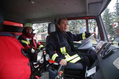 Peter Maffay am Steuer eines Feuerwehrfahrzeugs.