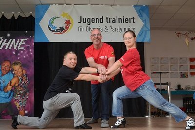 Tanzlehrer Jörg Dünnebier (Mitte) trainiert mit Daniel "Pauschi" Pausch und Patricia Schramm: Mit einer Choreo aus Cha-Cha-Cha und Tango will das Paar in Graz brillieren.