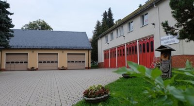 Der Gebäudekomplex der Oelsnitzer Feuerwehr. Die Halle links soll abgerissen und durch einen Neubau ersetzt werden. 