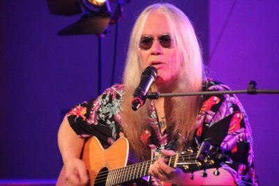Der amerikanische Musiker Tony Carey bei seinem einzigen Solokonzert 2021 im Bürgersaal von Oederan.