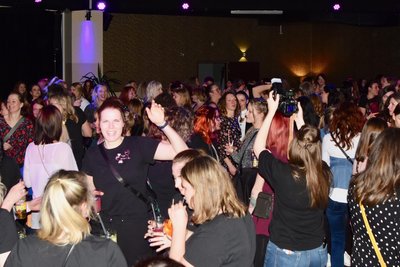 „Mutti geht tanzen“ heißt es am Sonnabend in Thum. In Chemnitz ziehen ähnliche Partys viele Frauen an, wie dieses Foto zeigt.