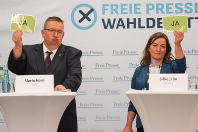 Ein Nicken vom Amtsinhaber und ein doppeltes Ja zu einer fairen Debatte: Mario Horn (CDU) und seine Herausforderin Silke Jahn stellten sich den Fragen der Bürgerinnen und Bürger.