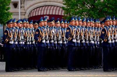 Gefährliche Unterstützung oder das letzte Aufgebot? Nordkoreanische Soldaten stehen in Reih und Glied vor der Militärparade zum Tag des Sieges in Moskau.