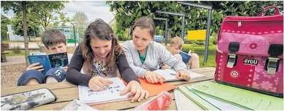 Unterricht im Freien - im Bild Sven Schulz aus Frankenberg, Melissa und Lysann Hausstein aus Hausdorf und Maximilian Müller aus Hennersdorf (v. l.) - macht Spaß. Vor drei Jahren floss Geld des Lionsclubs in das grüne Klassenzimmer des Förderschulzentrums Flöha.