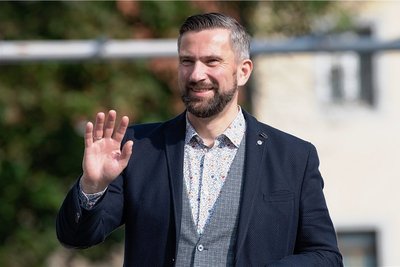 Martin Dulig grüßt auf dem Weg ins Wahllokal. Am 9. Oktober nimmt er Abschied vom SPD-Landesvorsitz.