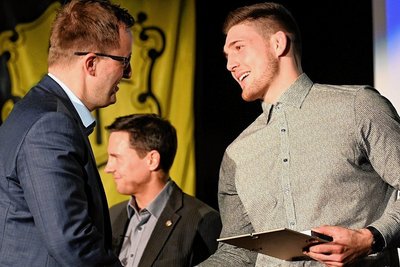 Connor Sammet, U20-Vize-Europameister im Ringen (r.), erhielt aus den Händen des CDU-Landtagsabgeordneten Eric Dietrich die Ehrenmedaille in Bronze. 