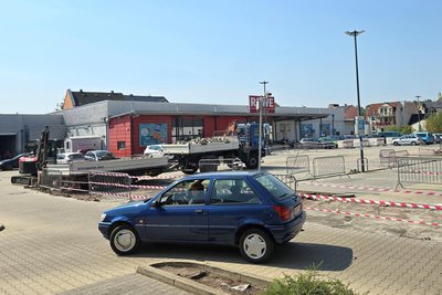 Auf dem Werdauer Rewe-Parkplatz geht es seit kurzem eng zu: Dort werden kaputte Pflastersteine herausgenommen.
