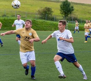 Mit einem neuen Altkreis-Derby ging es am 1. Spieltag der 2. Fußball-Kreisklasse vorigen Sonntag los: In der Staffel Mitte trennten sich Raschau-Markersbach II - im Bild John-Thomas Wolf (l.) - und der SV Albernau um Oskar Balsing mit einem Remis. 