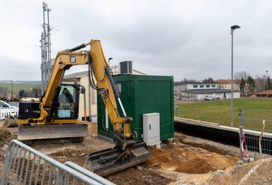 Am Lunzenauer Sportplatz an der Rochlitzer Straße wird derzeit an der Tribüne, am Vereinshaus und am neuen Multifunktionsgebäude (hinten rechts) gebaut. 