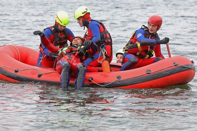 Die Einsatzkräfte der Wasserwacht haben auf dem Stausee Oberwald geübt, wie man Menschen vom Boot aus rettet. 