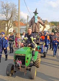 Auf einem Anhänger wurde die Hexe zum Festplatz gebracht, ...