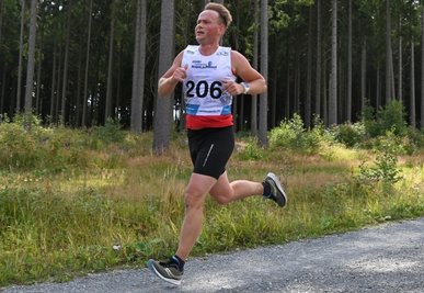 Gelungener Zielsprint: Marcus Pröhl vom Treuener LV hat in der Altersklasse M 40 über zehn Kilometer gewonnen. 
