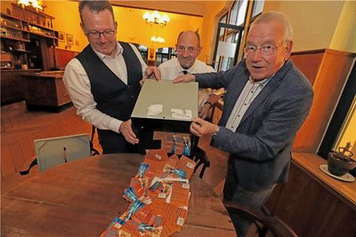 Sven Krüger, Heiko Götze und Andreas Schwinger (v. l.) bei der Auszählung der Stimmzettel. 
