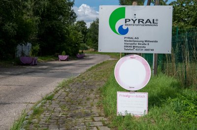 An der Zufahrt zum Mittweidaer Betriebsgelände steht noch der alte Firmenname. Inzwischen hat das Kartellamt einem Zusammenschluss von Pyral und Prezero aus Nordrhein-Westfalen aber längst zugestimmt. 