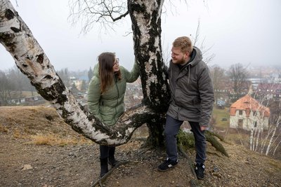 Luisa und Tom Walther an „ihrem Baum“ auf der Alten Elli in Freiberg.