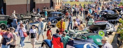 Im vorigen Jahr war Falkenstein bereits zwei Mal Station großer Oldtimer-Rundfahrten. Das Foto zeigt den damaligen Stopp der Oldtimerrallye August- Horch-Klassik am Güterschuppen, den Oldtimerfreunde zum Treffpunkt ausgebaut haben. 