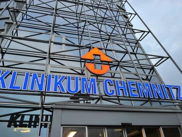 Der Haupteingang des Klinikums Chemnitz.