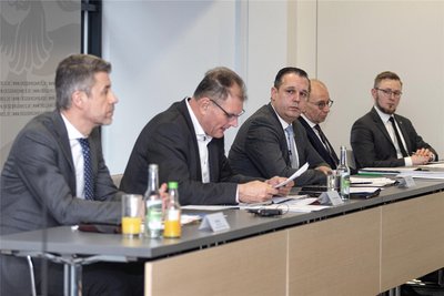Geht es um Flüchtlingspolitik, wählt Landrat Rico Anton (M.) klare Worte. Die Betroffenheit ist groß, besonders wenn Sachgebietsleiter Frank Reißmann (2. v. l.) Bericht erstattet.