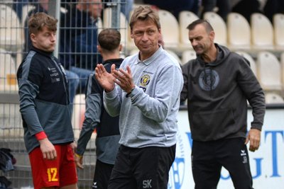 Auerbachs Coach Sven Köhler, hier beim Heimspiel gegen Marienberg, hat den VfL Halle in dieser Saison schon öfter live gesehen.