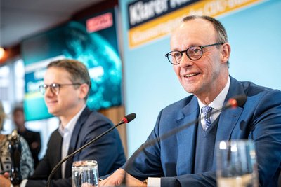 Friedrich Merz, (r.) Bundesvorsitzender der CDU, und sein Generalsekretär Carsten Linnemann im Tagungsraum der zweitägigen Sitzung des Bundesvorstandes.