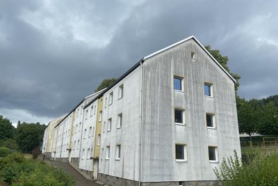 Früher hat es den Familien der Bergarbeiter ein Zuhause geboten, heute steht es leer: Das Wohnhaus an der Rathausstraße soll bis Ende 2025 abgerissen werden.