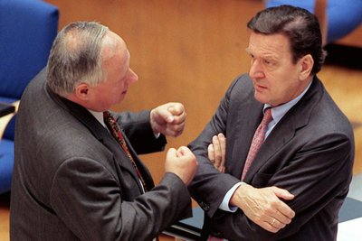 Der frühere SPD-Bundesfinanzminister Oskar Lafontaine (links) trat 2005 wegen der Reformen von SPD-Kanzler Gerhard Schröder (rechts) aus der Partei aus und baute als Alternative die Linkspartei mit auf.