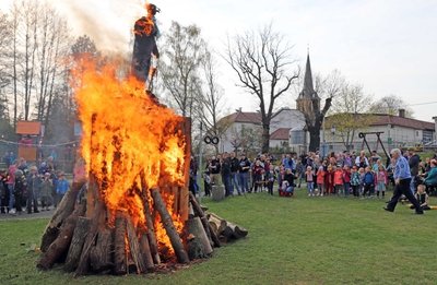 ... wo die Attrappe zur Freude der zahlreichen Besucher aus Hilbersdorf und Umgebung in Flammen aufging. 