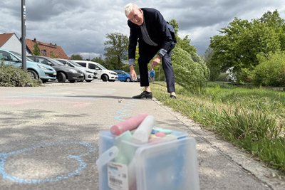 Harald Schmitz brachte mit Kreide ein Stück Kölscher Lebensart auf den Boden.