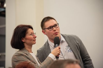 Die Oelsnitzer hatten Gelegenheit ihre Fragen loszuwerden - hier Markus Hofmann am Mikrofon von Nancy Dietrich, Regionalleiterin Vogtland.