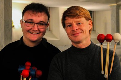 Die Perkussionisten Lennart Pollmer (l.) und Conrad Süß haben schon gemeinsam musiziert.