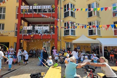 Auf dem Parkplatz der Seniorenresidenz herrschte während der Spendenaktionstage reges Treiben. Am Ende konnten fast 3300 Euro an Spenden gesammelt werden. Der Erlös geht an den Verein „Mittelpunkt“, der schwer kranken und behinderten Kindern Lebensträume erfüllt.